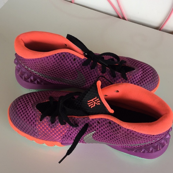 Nike Other - KYRIE NIKE 4.5 🦋 make me offer 🐙